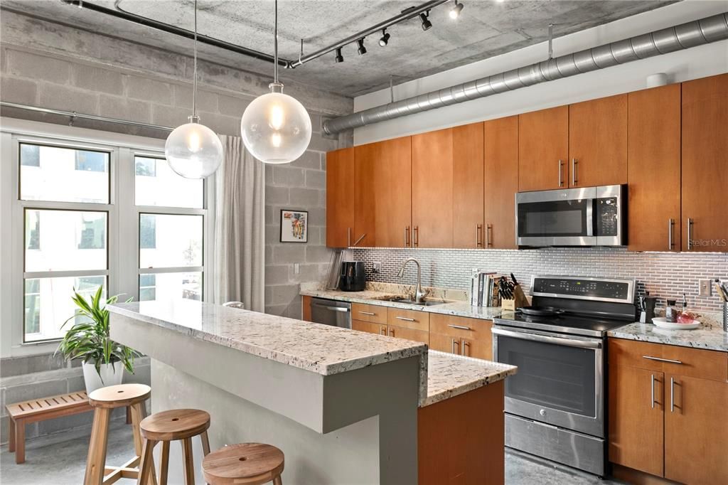 For Sale: $350,000 (1 beds, 1 baths, 931 Square Feet)