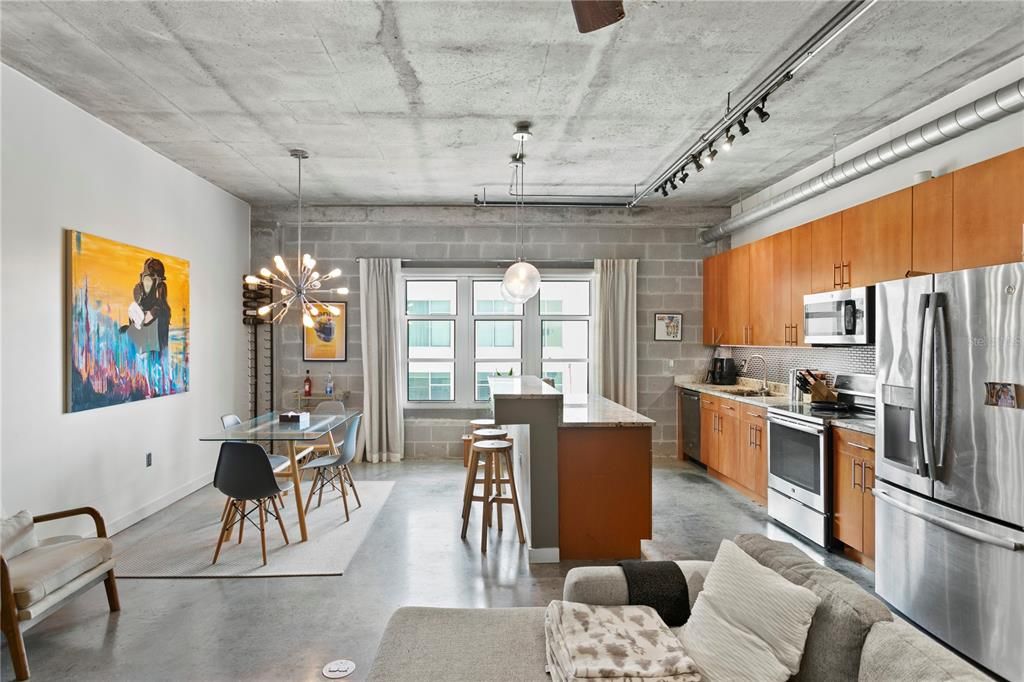 For Sale: $350,000 (1 beds, 1 baths, 931 Square Feet)