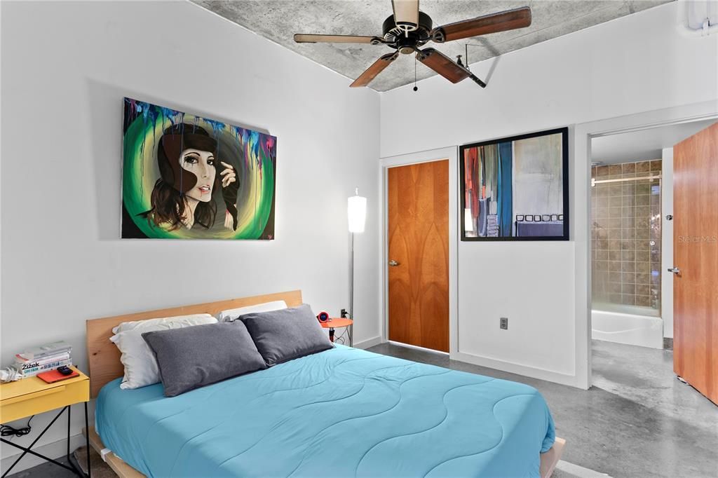 For Sale: $350,000 (1 beds, 1 baths, 931 Square Feet)