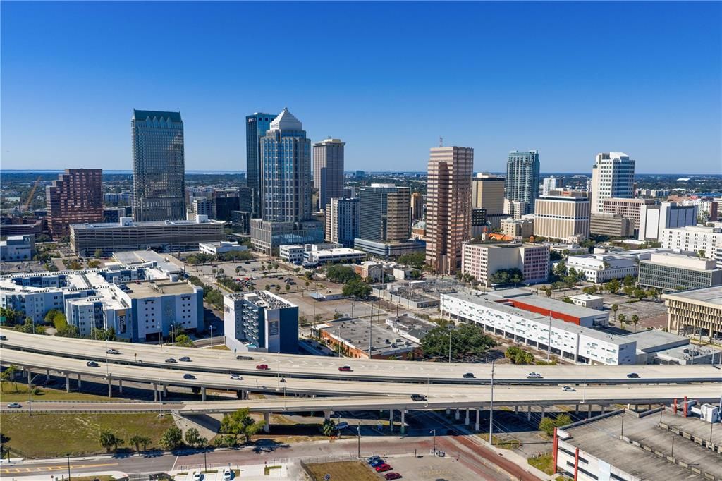 For Sale: $350,000 (1 beds, 1 baths, 931 Square Feet)