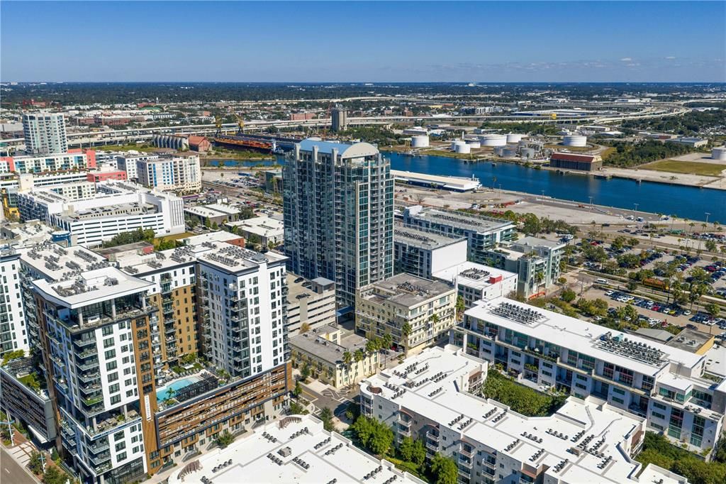 For Sale: $350,000 (1 beds, 1 baths, 931 Square Feet)