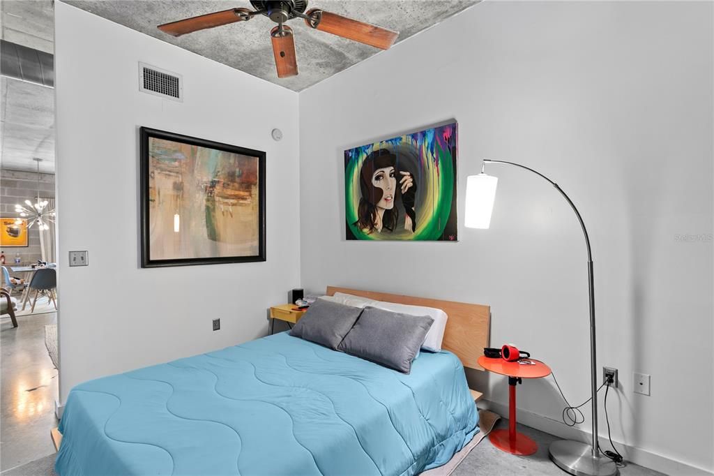 For Sale: $350,000 (1 beds, 1 baths, 931 Square Feet)