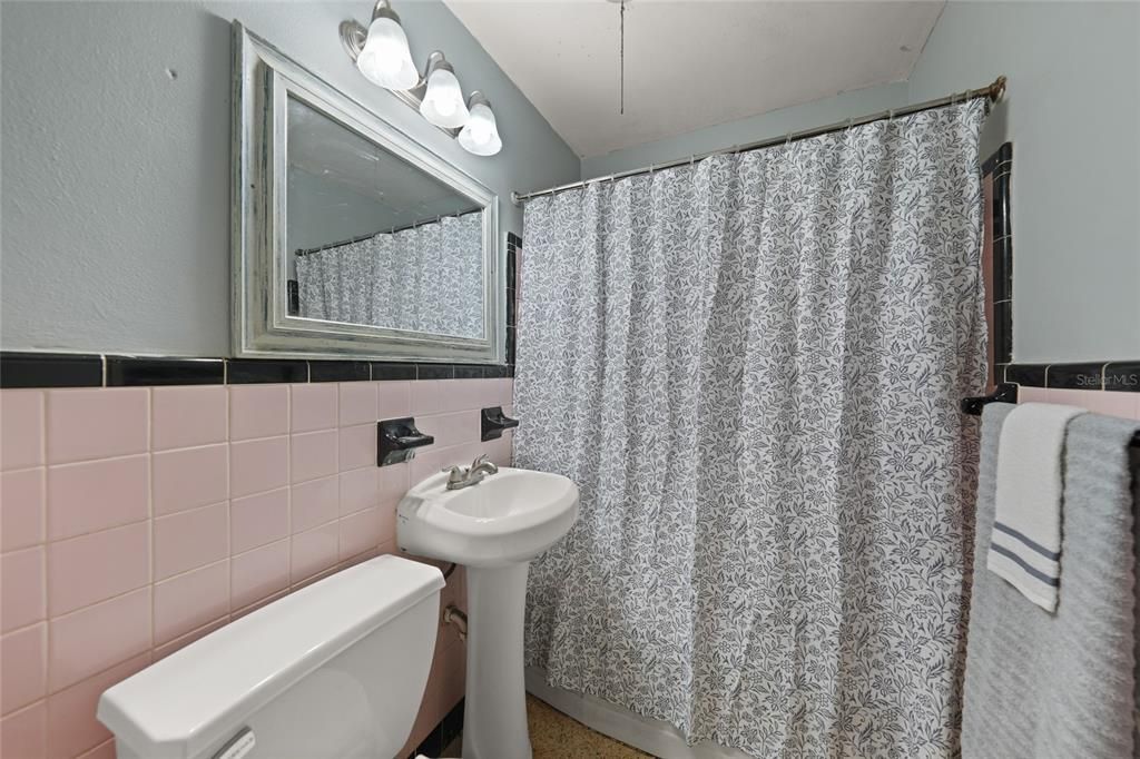 Active With Contract: $170,000 (3 beds, 1 baths, 1422 Square Feet)