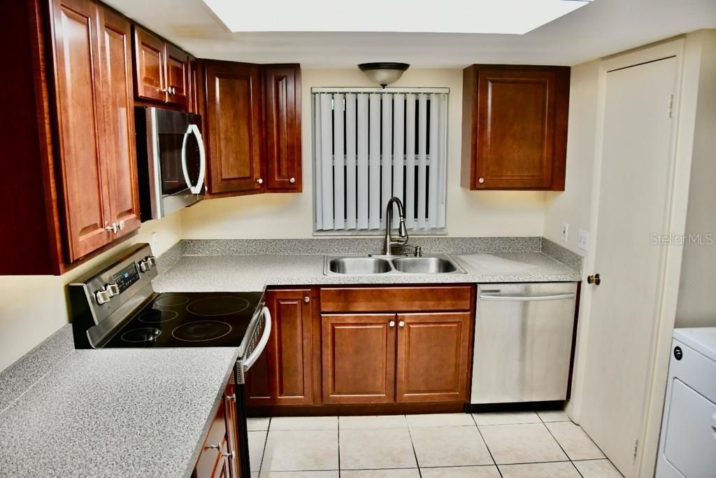 For Rent: $1,450 (2 beds, 2 baths, 905 Square Feet)