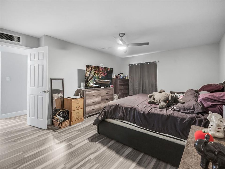 For Sale: $149,999 (2 beds, 2 baths, 1072 Square Feet)