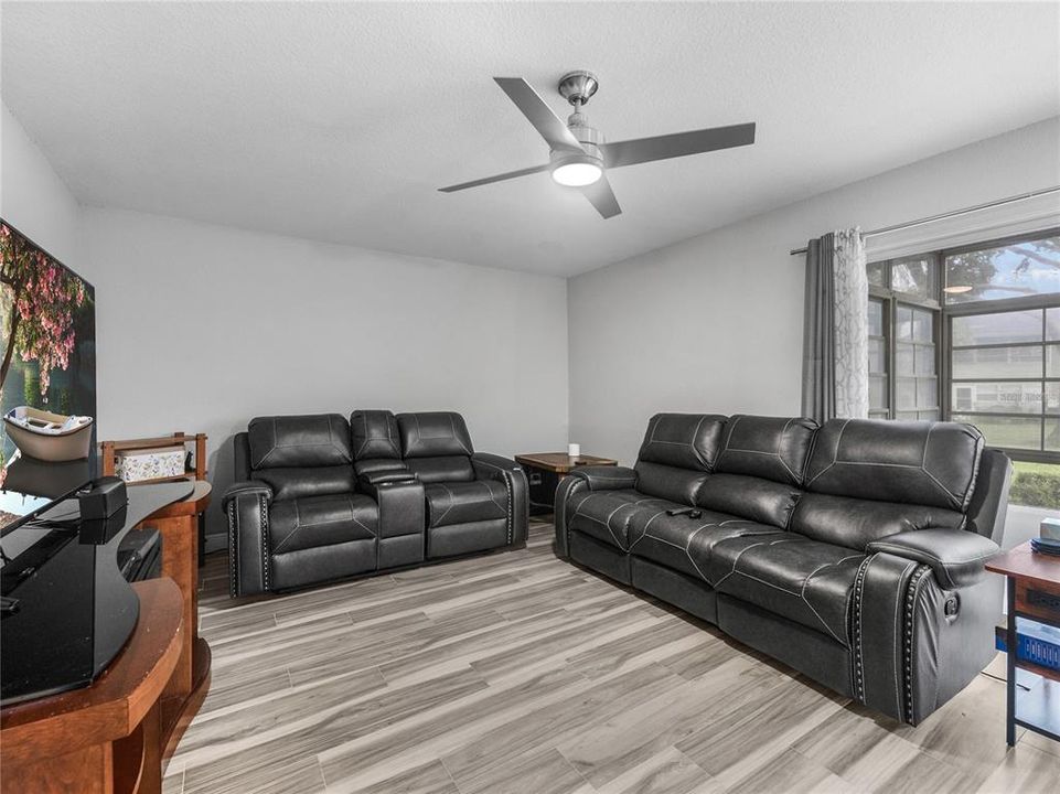 For Sale: $149,999 (2 beds, 2 baths, 1072 Square Feet)