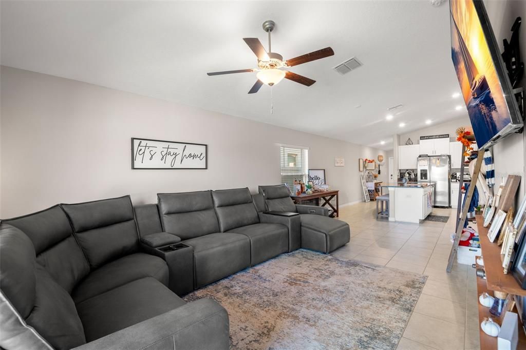 For Sale: $319,900 (3 beds, 2 baths, 1451 Square Feet)