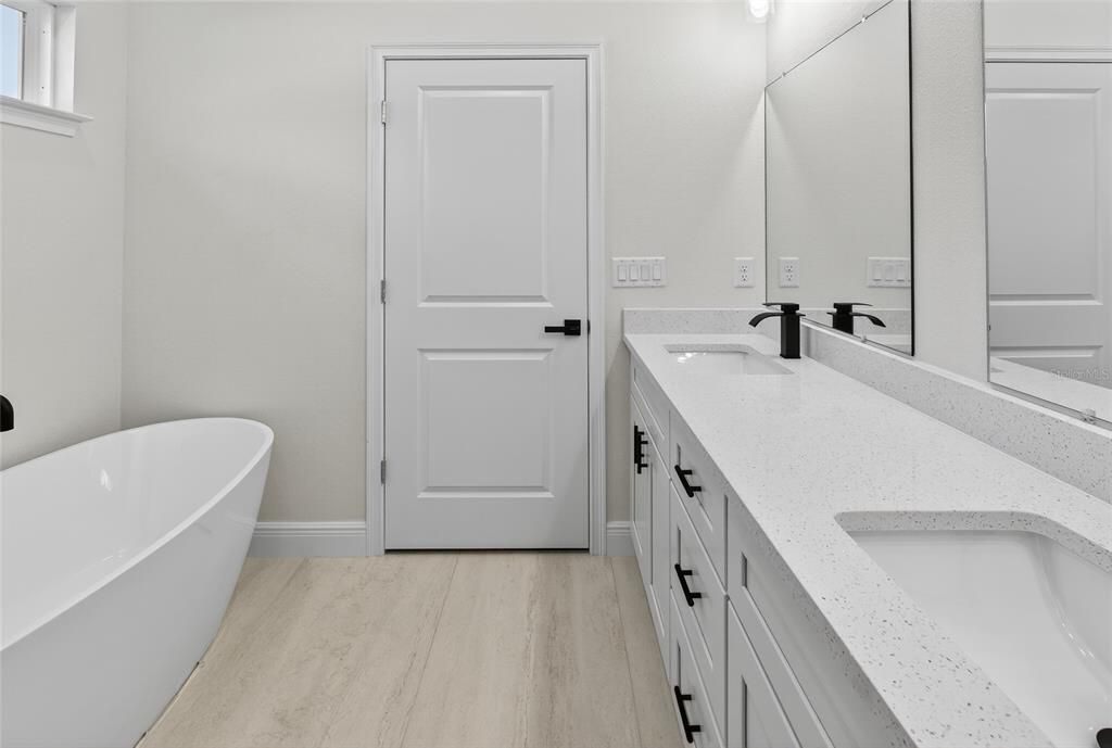 For Sale: $339,000 (4 beds, 3 baths, 1949 Square Feet)