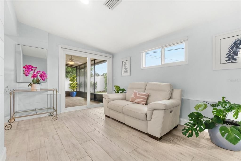 合同活跃: $499,999 (3 贝兹, 2 浴室, 1543 平方英尺)