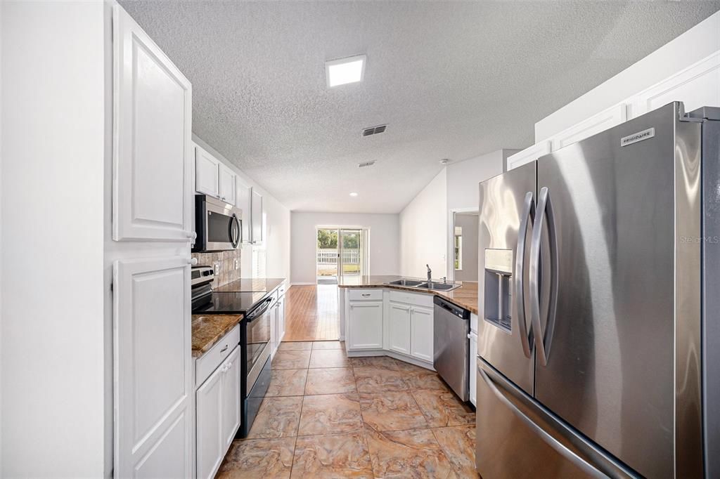 For Sale: $335,000 (3 beds, 2 baths, 1468 Square Feet)