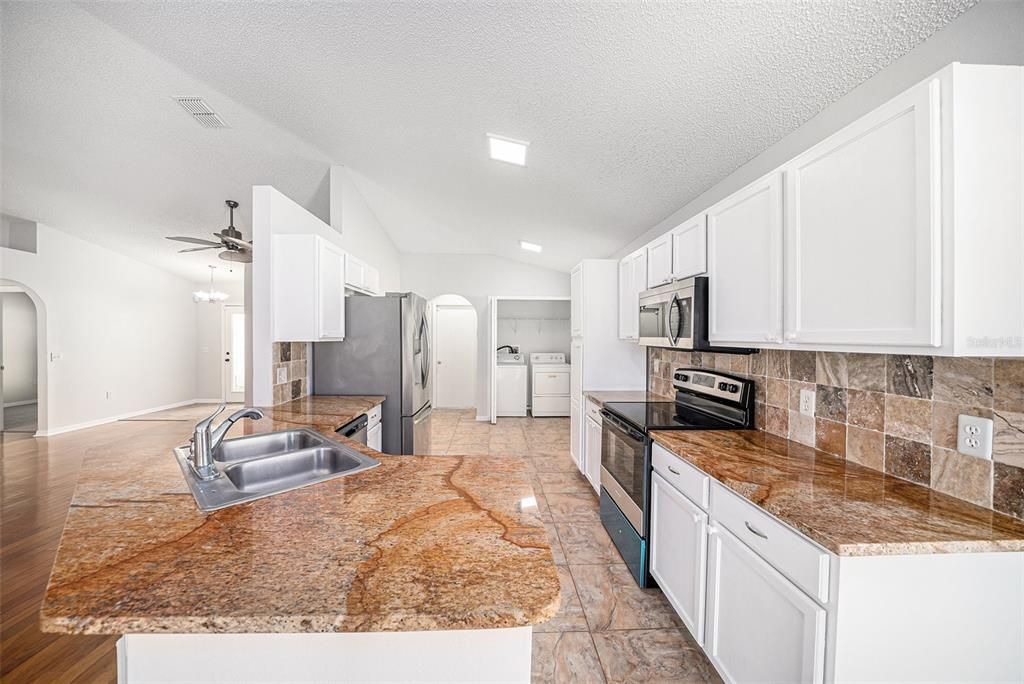 For Sale: $335,000 (3 beds, 2 baths, 1468 Square Feet)