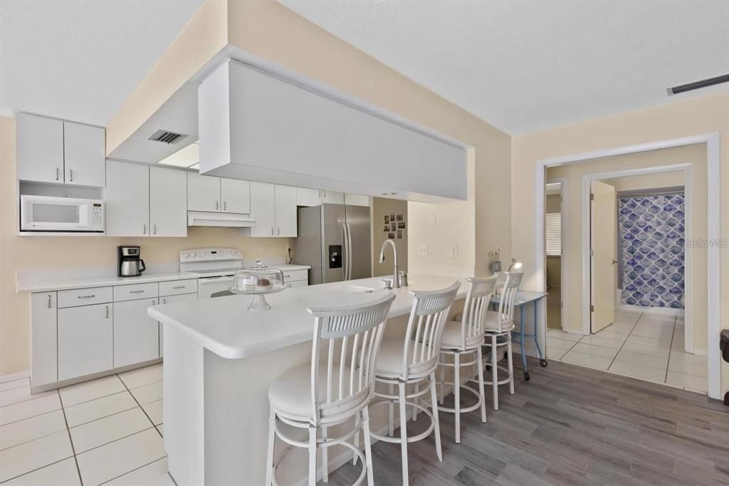 出租: $6,000 (3 贝兹, 2 浴室, 2251 平方英尺)