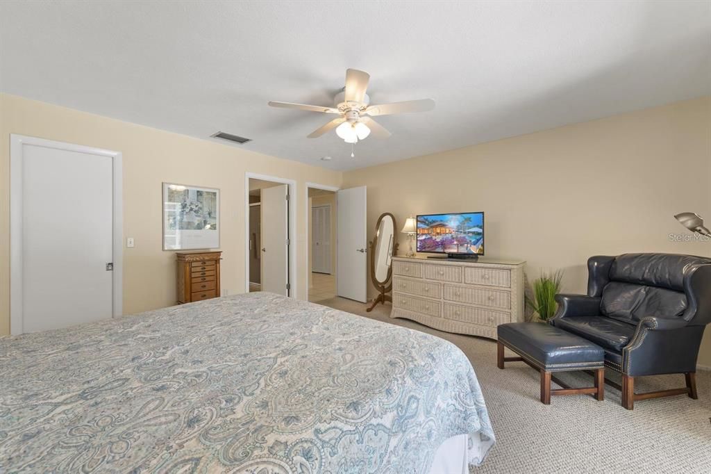 出租: $6,000 (3 贝兹, 2 浴室, 2251 平方英尺)