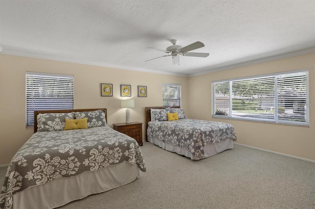 出租: $6,000 (3 贝兹, 2 浴室, 2251 平方英尺)