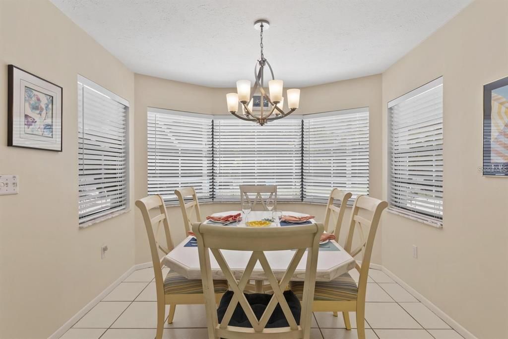 出租: $6,000 (3 贝兹, 2 浴室, 2251 平方英尺)