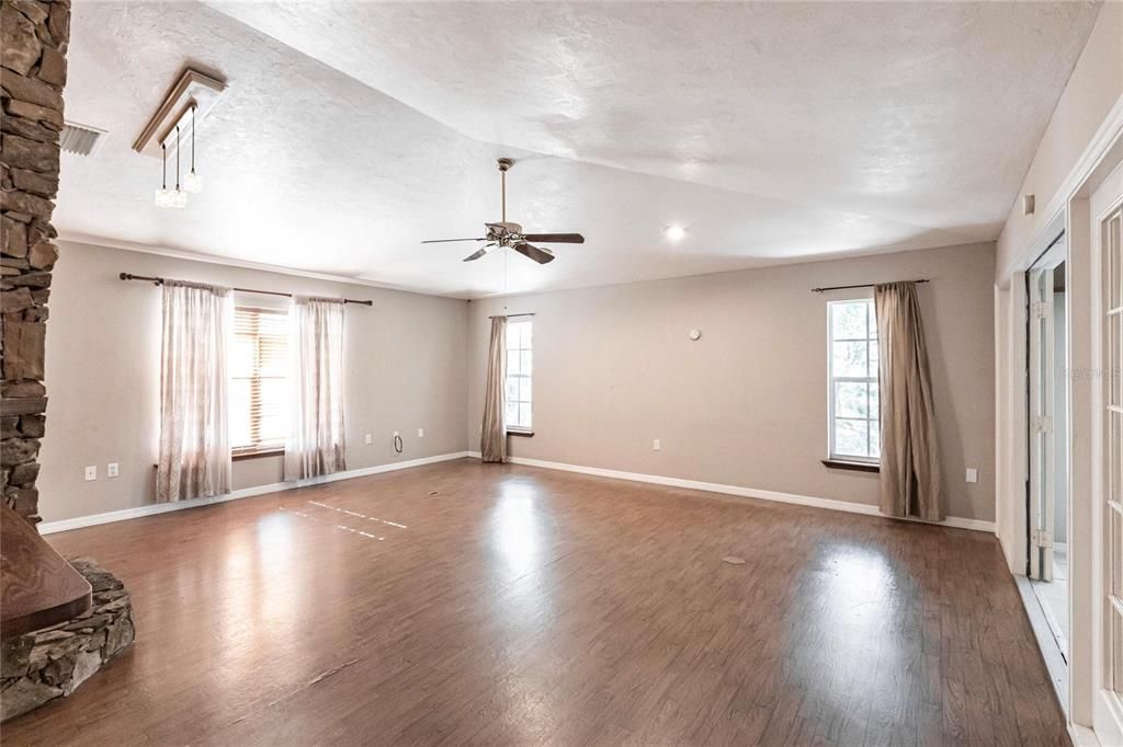 En Venta: $499,000 (3 camas, 2 baños, 2460 Pies cuadrados)