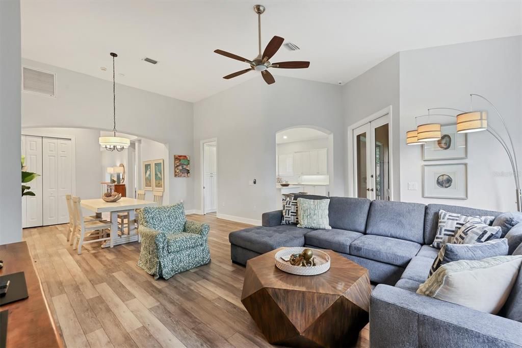 Activo con contrato: $6,200 (4 camas, 3 baños, 2719 Pies cuadrados)