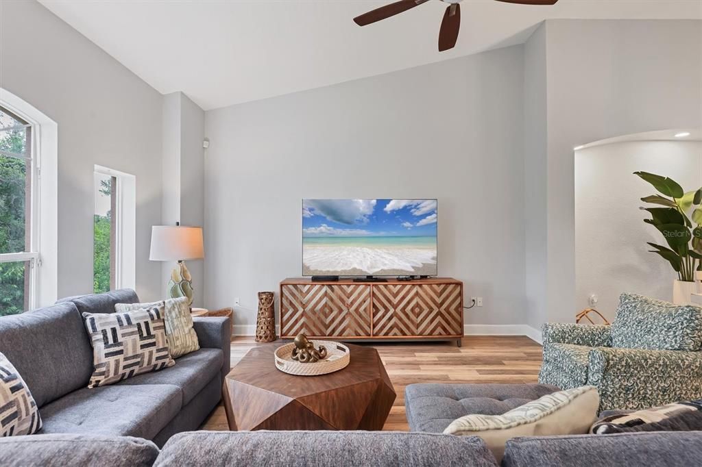 Activo con contrato: $6,200 (4 camas, 3 baños, 2719 Pies cuadrados)