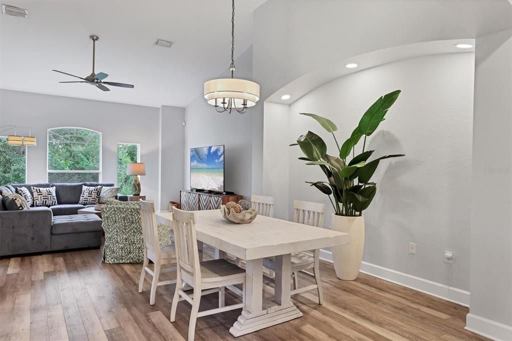 Activo con contrato: $6,200 (4 camas, 3 baños, 2719 Pies cuadrados)