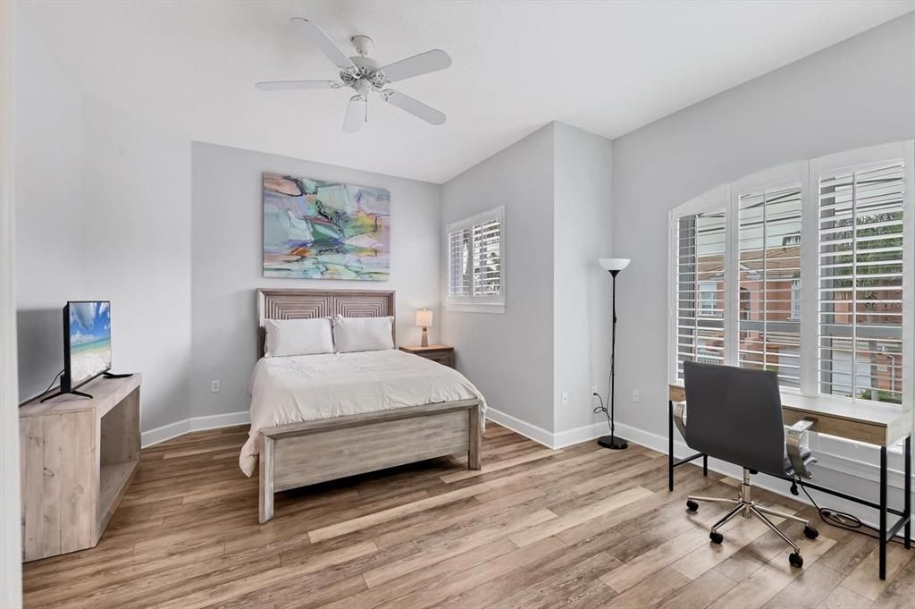 Activo con contrato: $6,200 (4 camas, 3 baños, 2719 Pies cuadrados)