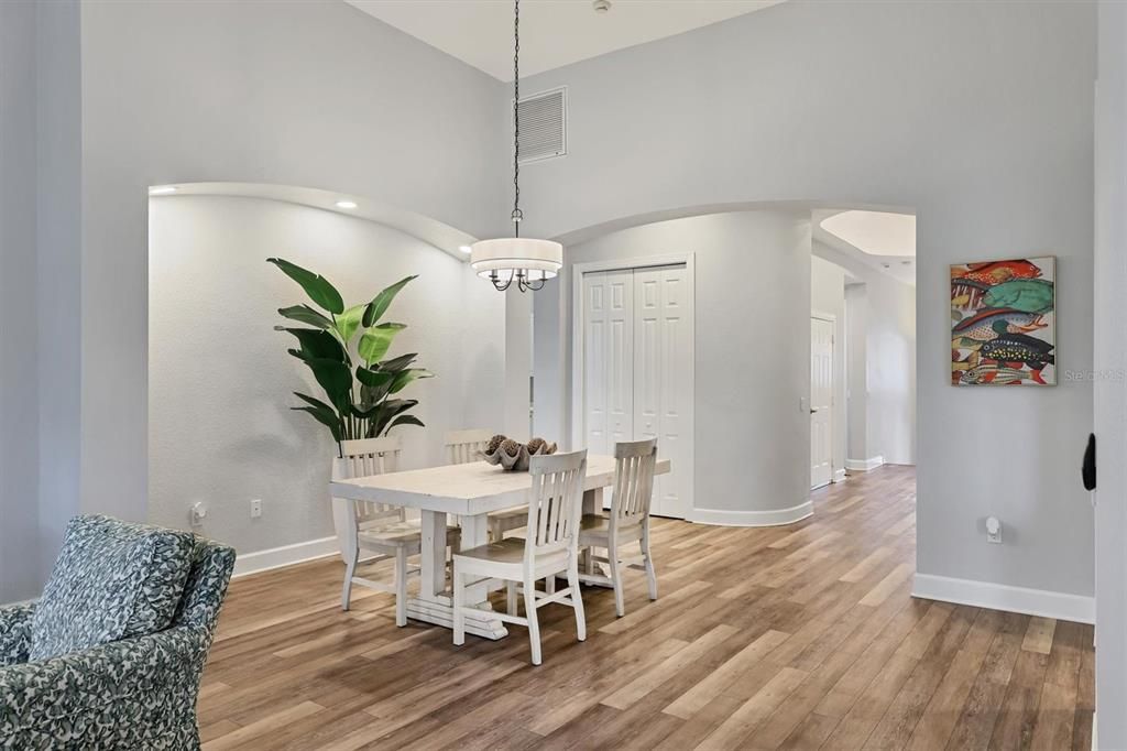 Activo con contrato: $6,200 (4 camas, 3 baños, 2719 Pies cuadrados)