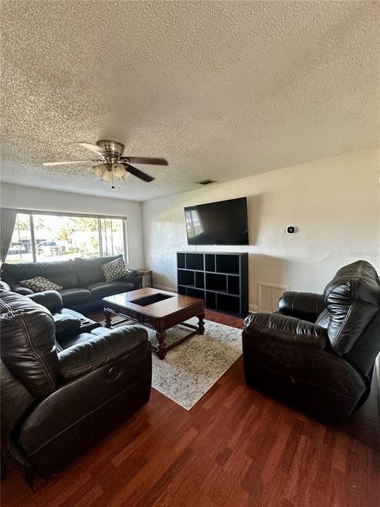 For Sale: $359,900 (3 beds, 2 baths, 1168 Square Feet)