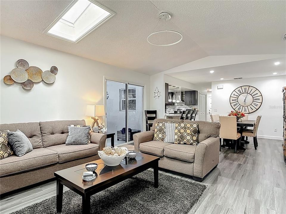 En Venta: $595,000 (3 camas, 2 baños, 1764 Pies cuadrados)