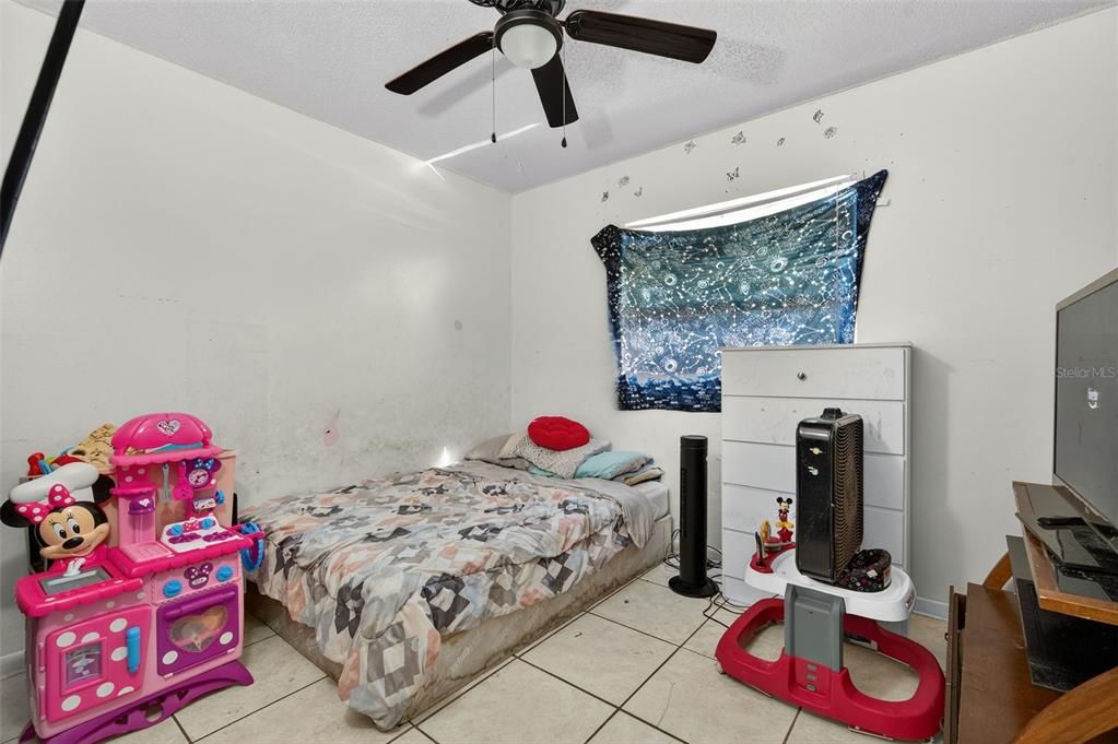 合同活跃: $235,000 (3 贝兹, 1 浴室, 1101 平方英尺)