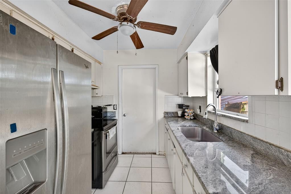 合同活跃: $235,000 (3 贝兹, 1 浴室, 1101 平方英尺)