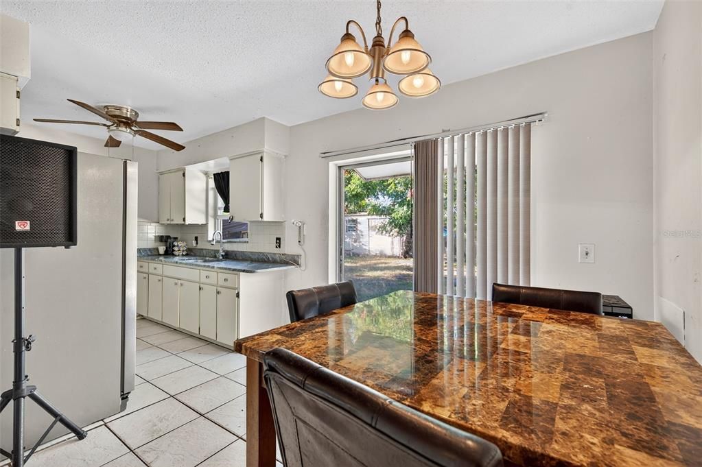 合同活跃: $235,000 (3 贝兹, 1 浴室, 1101 平方英尺)