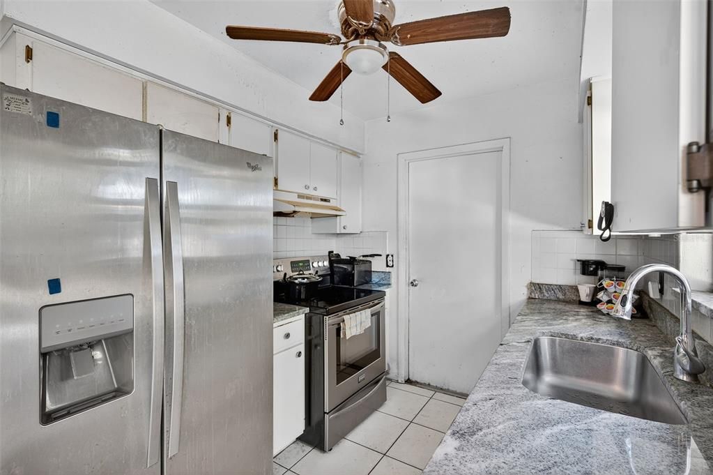 合同活跃: $235,000 (3 贝兹, 1 浴室, 1101 平方英尺)