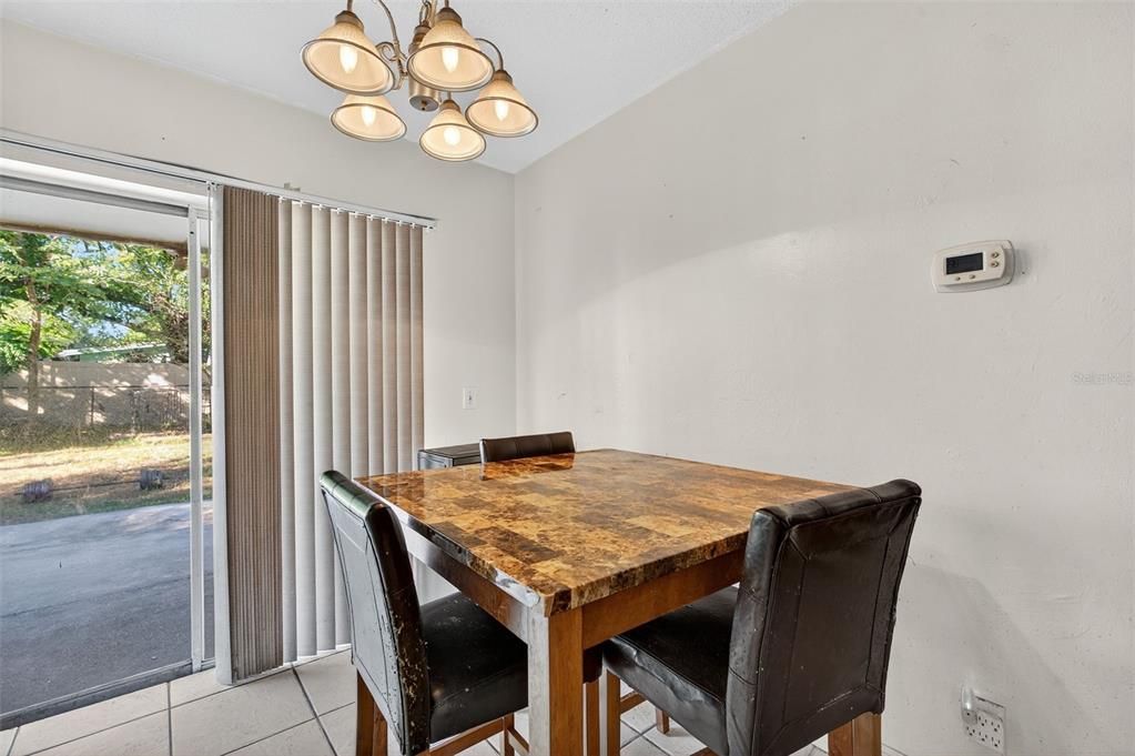 合同活跃: $235,000 (3 贝兹, 1 浴室, 1101 平方英尺)