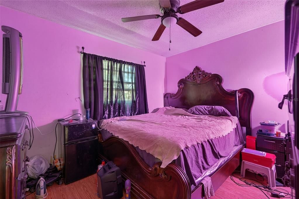 合同活跃: $235,000 (3 贝兹, 1 浴室, 1101 平方英尺)