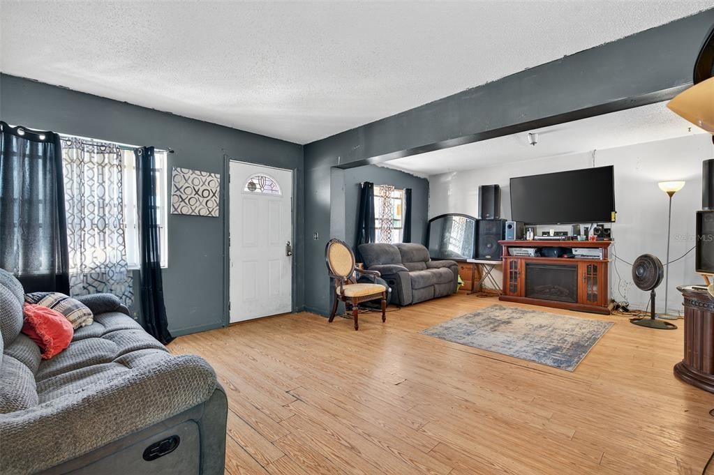 合同活跃: $235,000 (3 贝兹, 1 浴室, 1101 平方英尺)