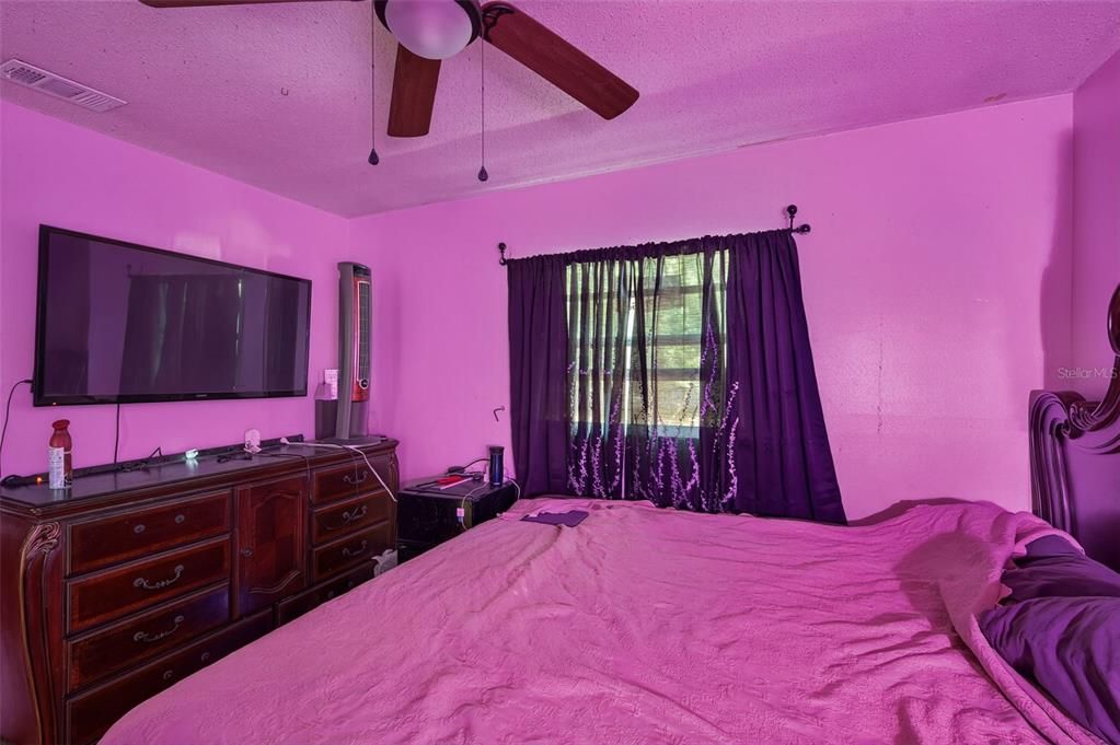 合同活跃: $235,000 (3 贝兹, 1 浴室, 1101 平方英尺)