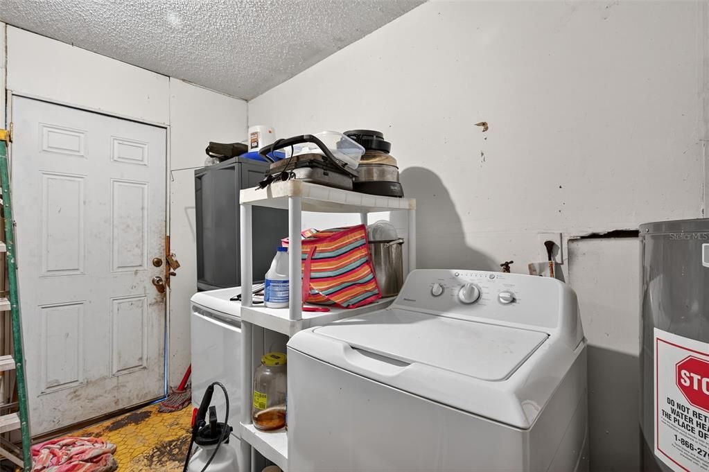 合同活跃: $235,000 (3 贝兹, 1 浴室, 1101 平方英尺)