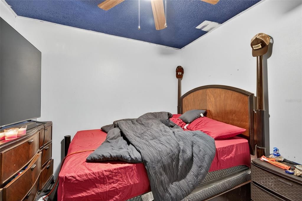 合同活跃: $235,000 (3 贝兹, 1 浴室, 1101 平方英尺)