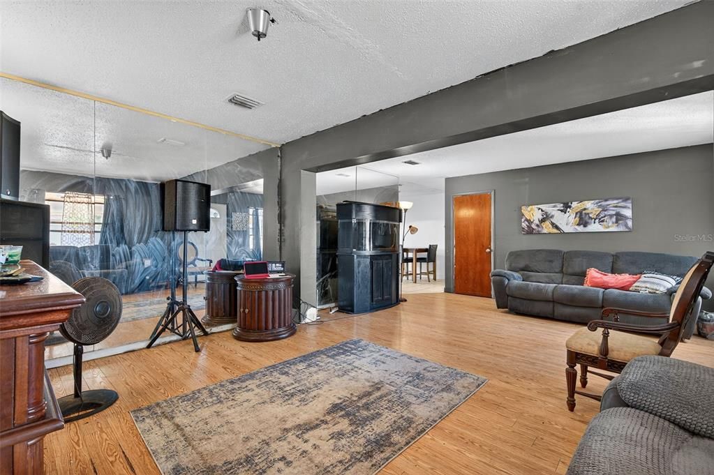 合同活跃: $235,000 (3 贝兹, 1 浴室, 1101 平方英尺)