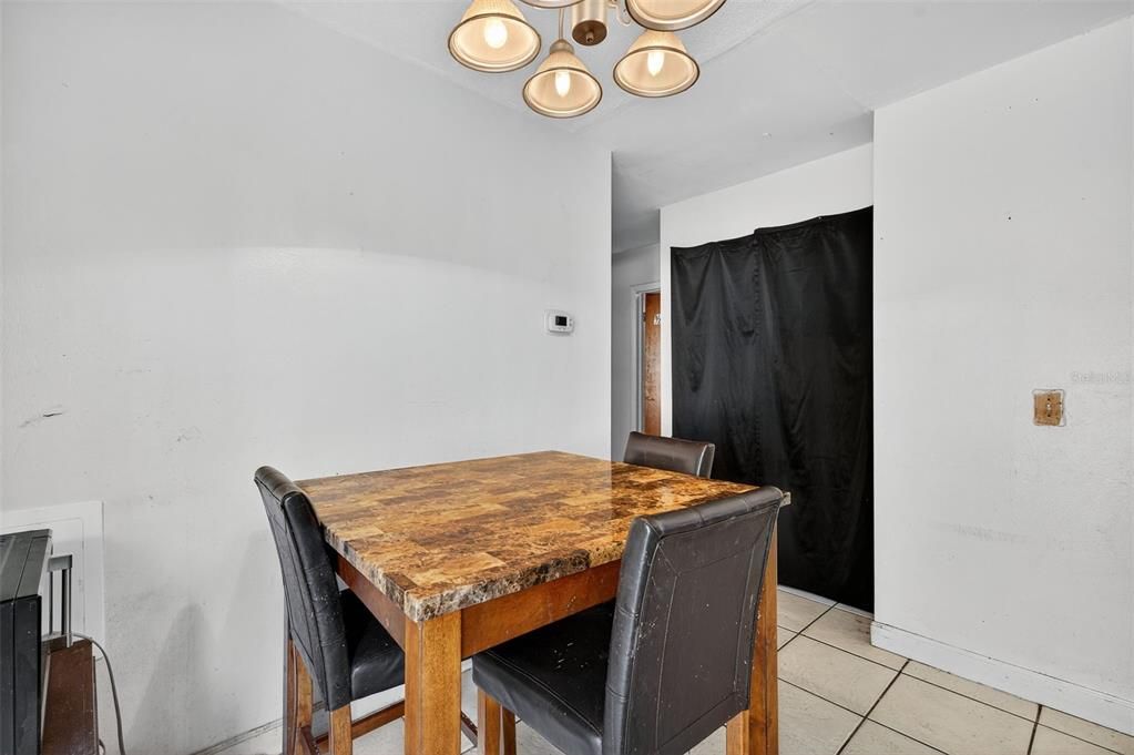 合同活跃: $235,000 (3 贝兹, 1 浴室, 1101 平方英尺)