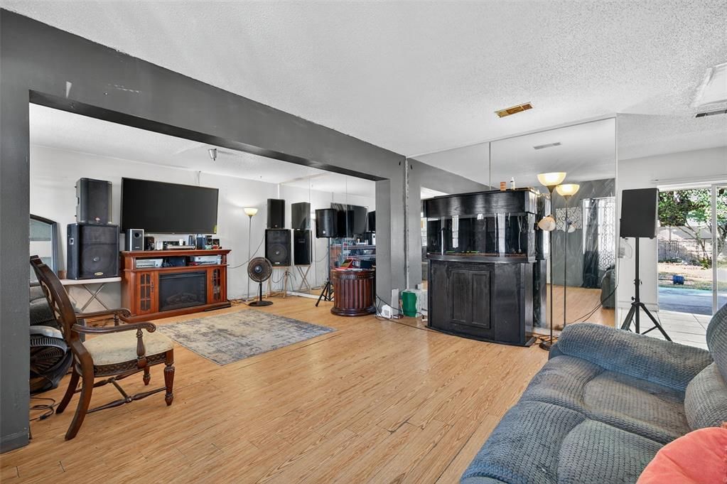 合同活跃: $235,000 (3 贝兹, 1 浴室, 1101 平方英尺)