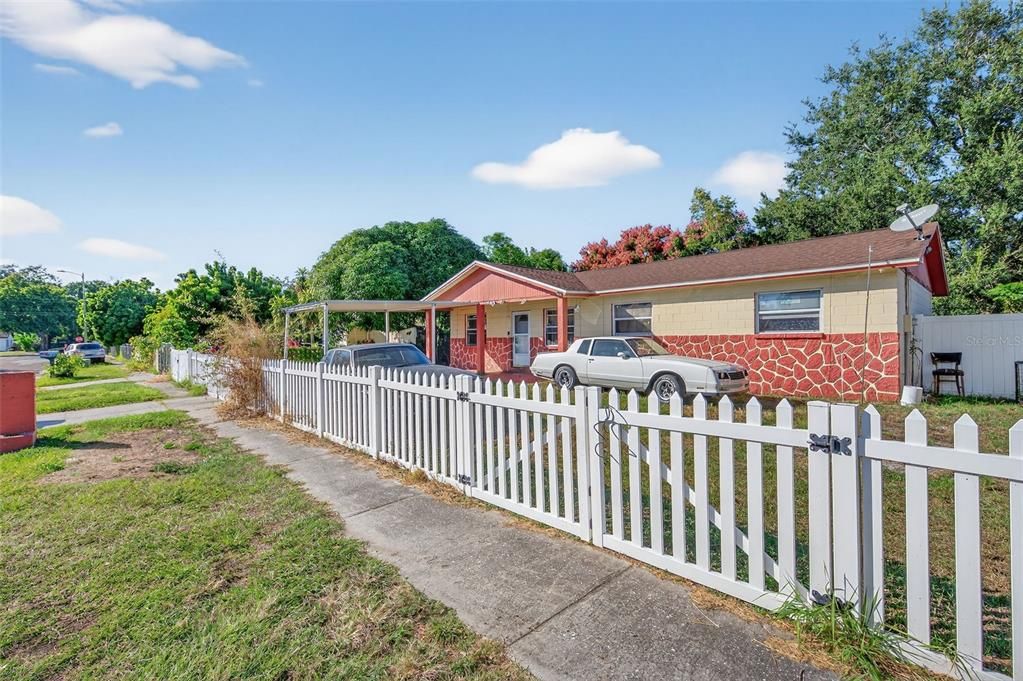 合同活跃: $235,000 (3 贝兹, 1 浴室, 1101 平方英尺)