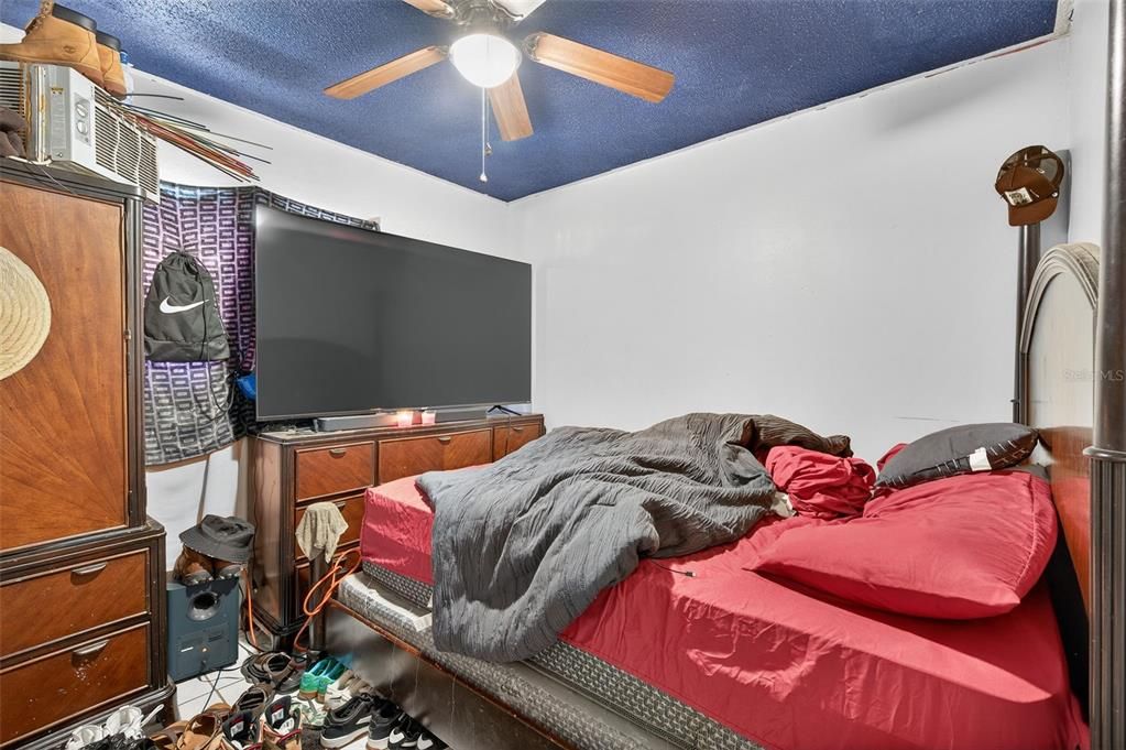 合同活跃: $235,000 (3 贝兹, 1 浴室, 1101 平方英尺)