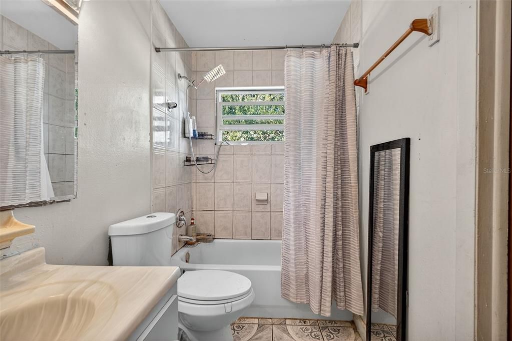 合同活跃: $235,000 (3 贝兹, 1 浴室, 1101 平方英尺)