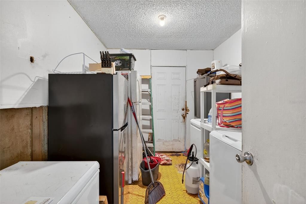 合同活跃: $235,000 (3 贝兹, 1 浴室, 1101 平方英尺)