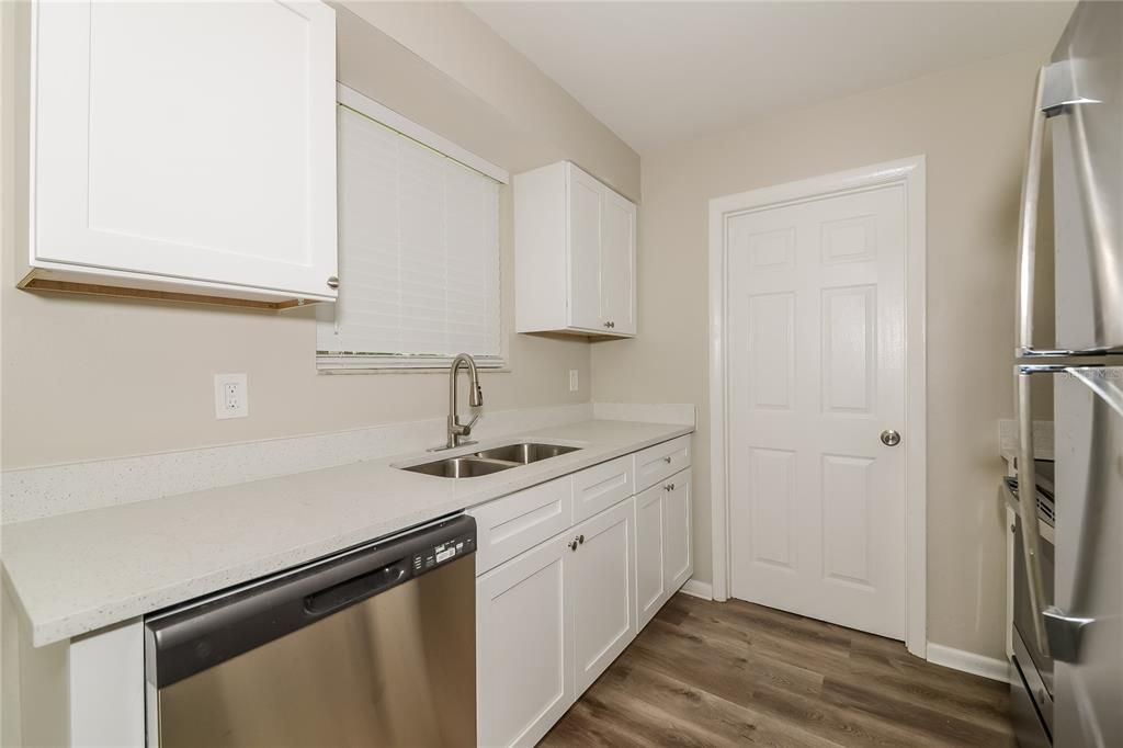 出租: $2,010 (3 贝兹, 1 浴室, 1140 平方英尺)