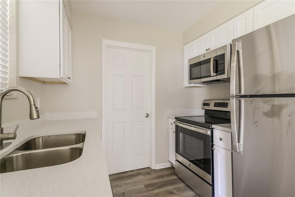 出租: $2,010 (3 贝兹, 1 浴室, 1140 平方英尺)