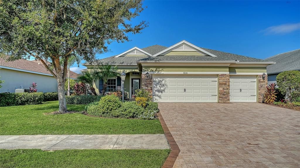 For Sale: $675,000 (4 beds, 3 baths, 3032 Square Feet)