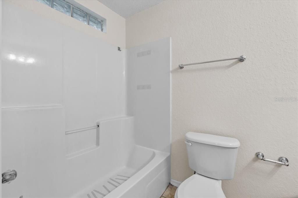 Activo con contrato: $259,000 (3 camas, 2 baños, 1211 Pies cuadrados)