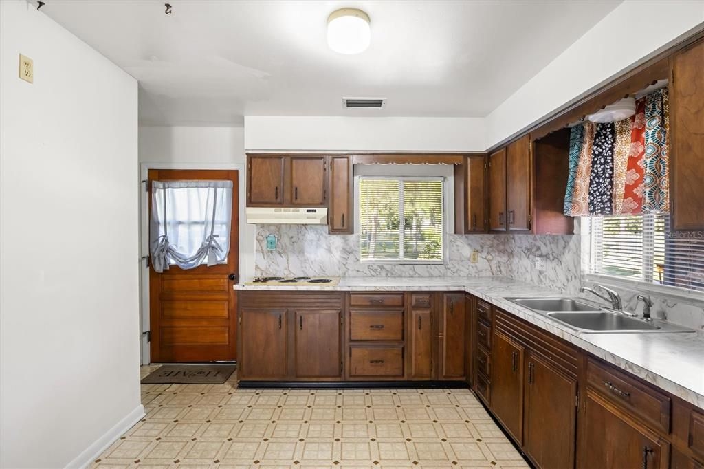 For Sale: $273,000 (3 beds, 2 baths, 1440 Square Feet)