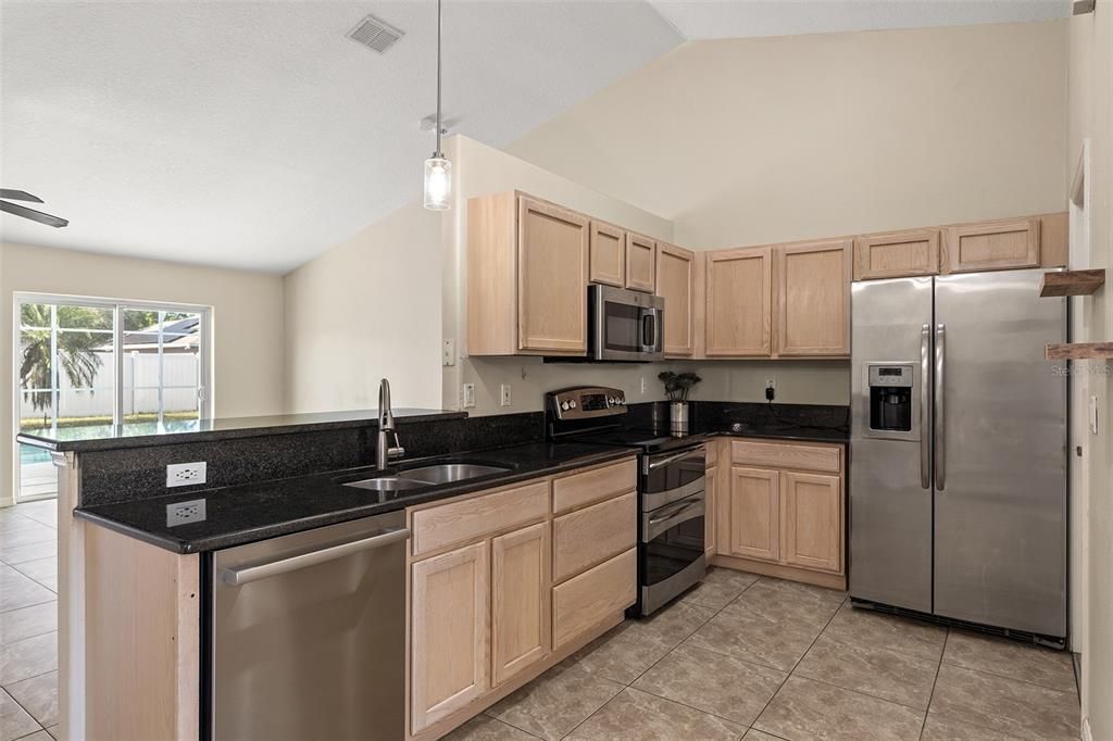 Под контрактом: $370,000 (3 спален, 2 ванн, 1499 Квадратных фут)